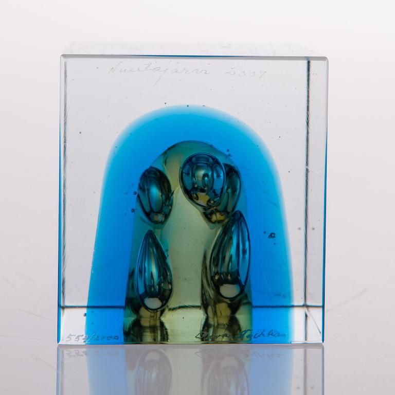 OIVA TOIKKA, AN ANNUAL GLASS CUBE. signed Oiva Toikka Nuutajärvi 2007, numbered 558/2000.