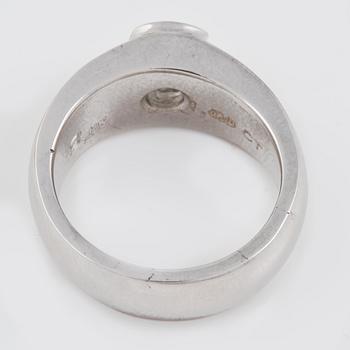 RING, 18K vitguld med briljantslipad diamant 1.08 ct. Vikt 14,8 gram.