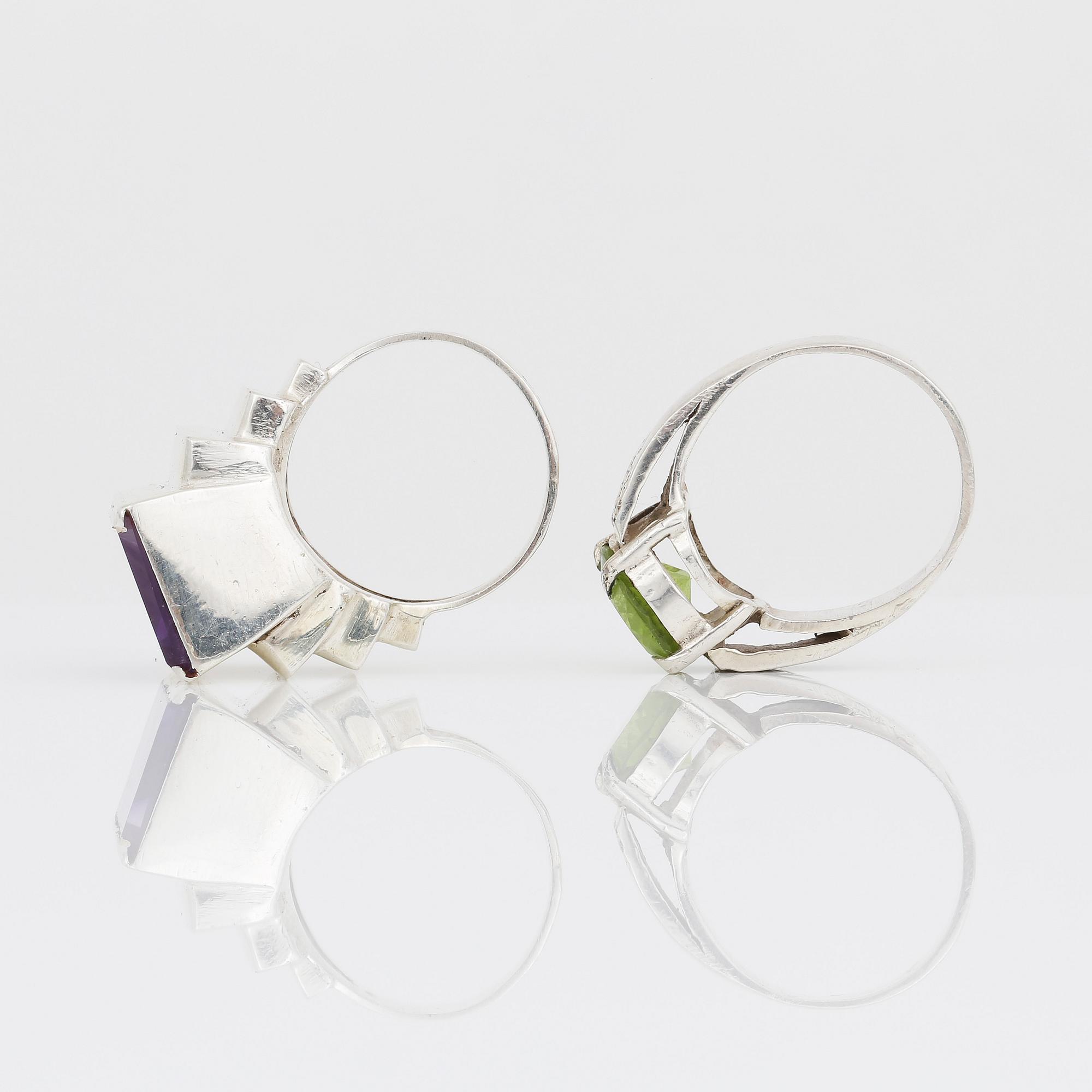 RINGAR, 2 st, silver med rektangulärslipad ametist ca 13,35 ct och spodumen ca 4,08 ct. Total vikt ca 18,90 g.