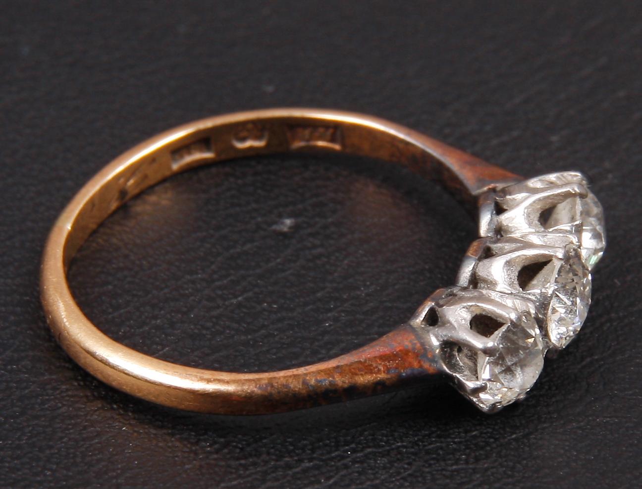 RING, 3 gammalslipade diamater ca 0.55 ct samt 18 K guld.