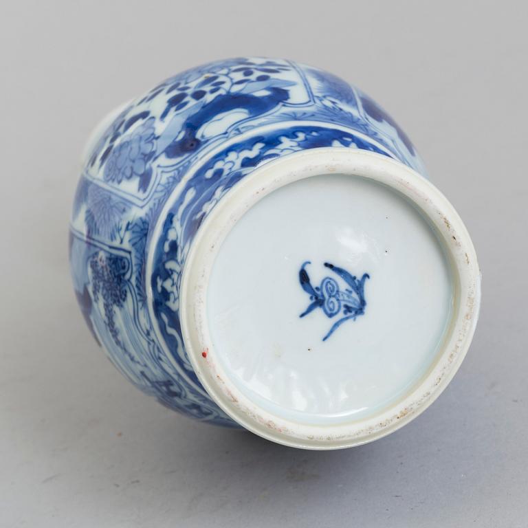 A Chinese porcelain vase, Kangxi, (1662-1722).