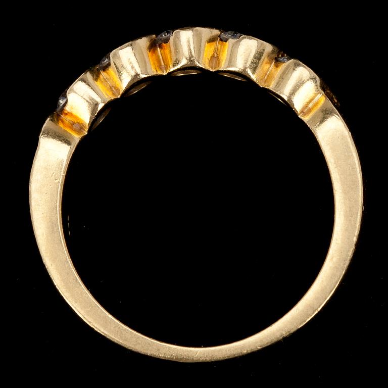 RING, guld 18K och 5 st briljantslipade diamanter, tot. 0,35 ct. Finska stämplar. Vikt 6 g.
