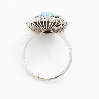 Ring 18K vitguld med turkos samt runda briljant- och baguetteslipade  diamanter.