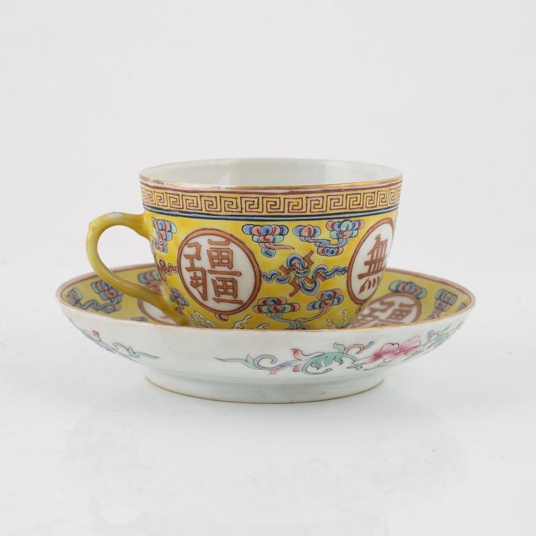 Tallrik och kaffekopp med fat, porslin, Kina, sen Qingdynasti/omkring 1900.