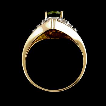 RING, 14K guld med ovalslipad peridot samt fasettslipade diamanter ca 0.50 ct. Vikt 2,8 g.