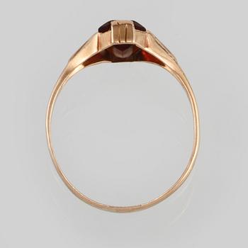 RING, 18K guld med fasettslipat glas, utländska stämplar. Vikt 2,1 gram.