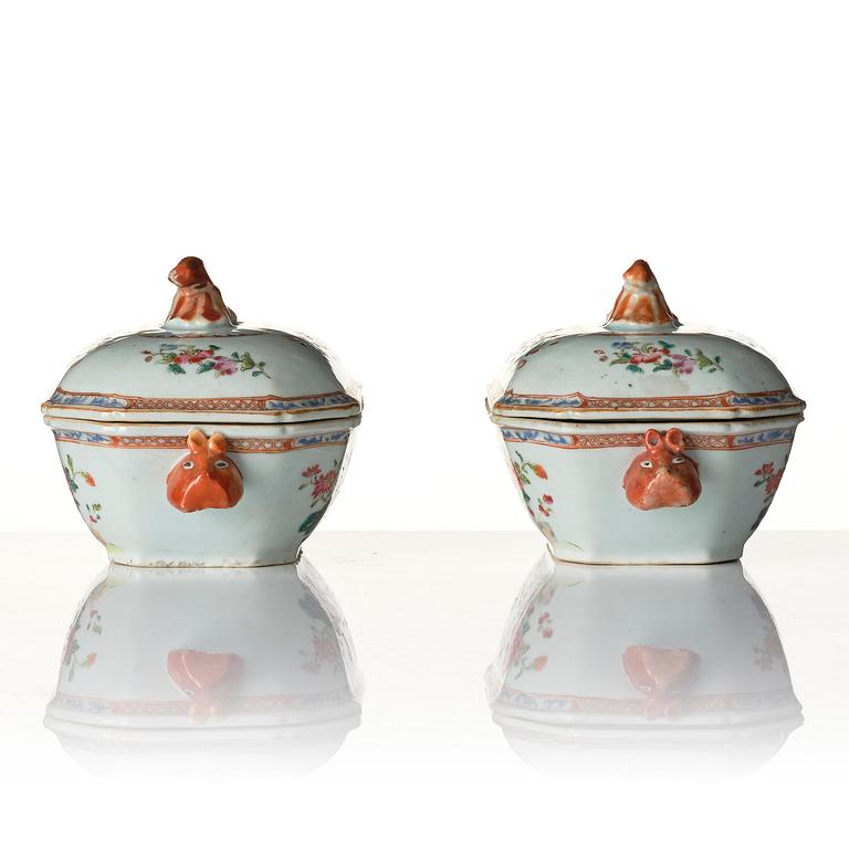 Smörterriner, ett par, porslin. Qingdynastin, Qianlong (1736-95).