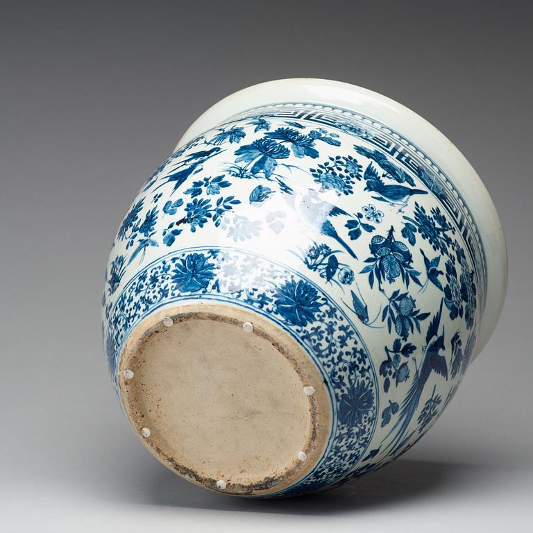 A large blue and white flower pot, late Qing dynasty, 18th Century.