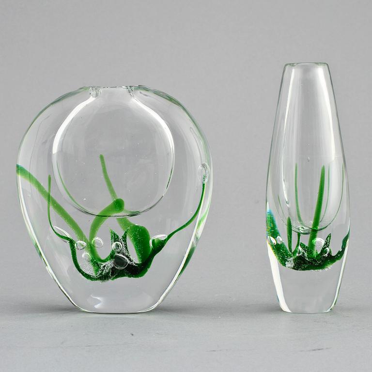 279744. VASER, 2 st, glas, Vicke Lindstrand, Kosta, sign, 1900-tal.