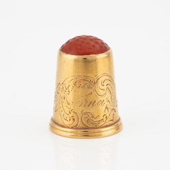 Thimble, 18K gold and carnelian.