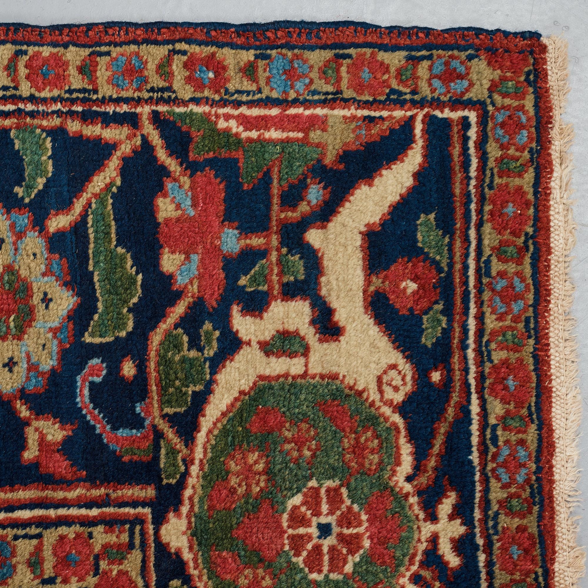 A CARPET, a semi-antique Heriz, ca 322-327 x 226,5 cm.