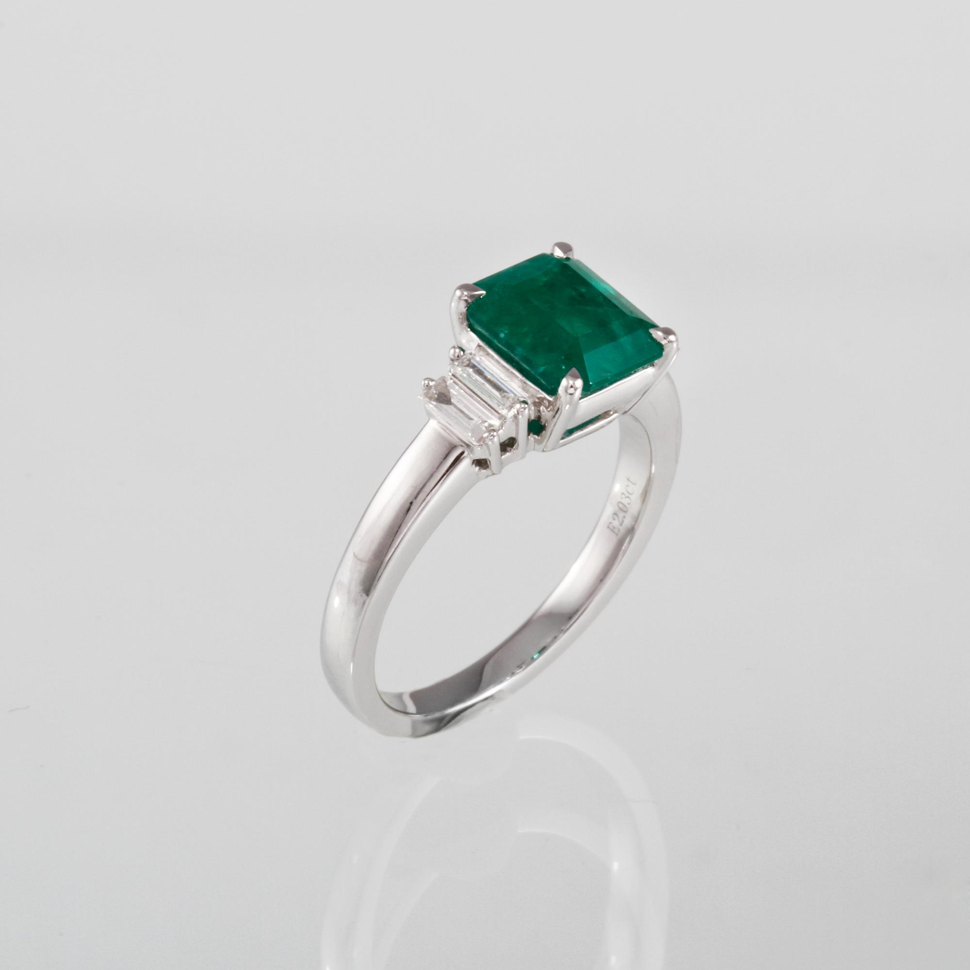 RING, 18k vitguld med smaragdslipad smaragd 2.03 ct samt 4 baguetteslipade diamanter 0.21 ct. Vikt 5,51 g.
