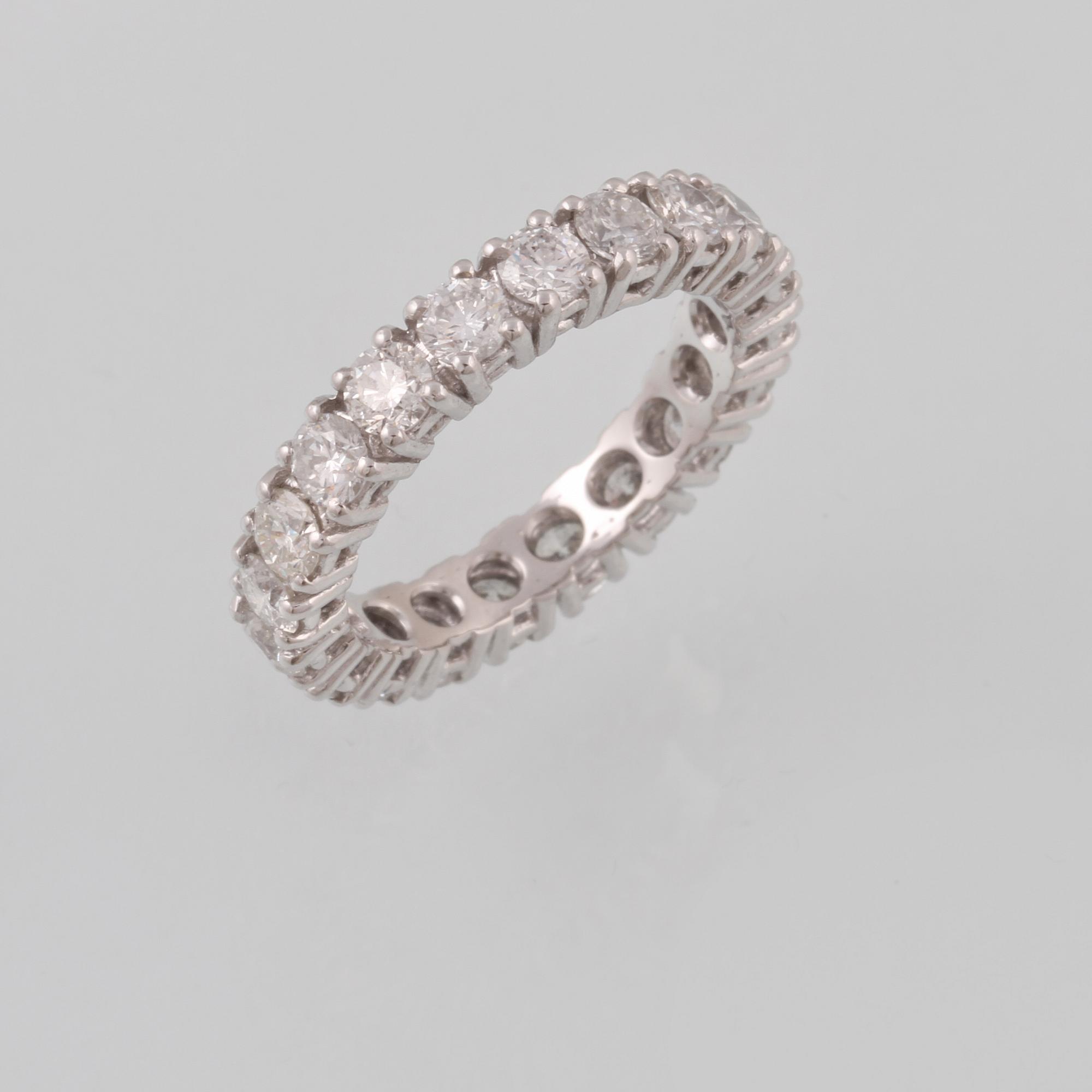 RING, 18K vitguld med briljantslipade diamanter 2.65 ct, Milano, Italien. Vikt 4,1 gram.