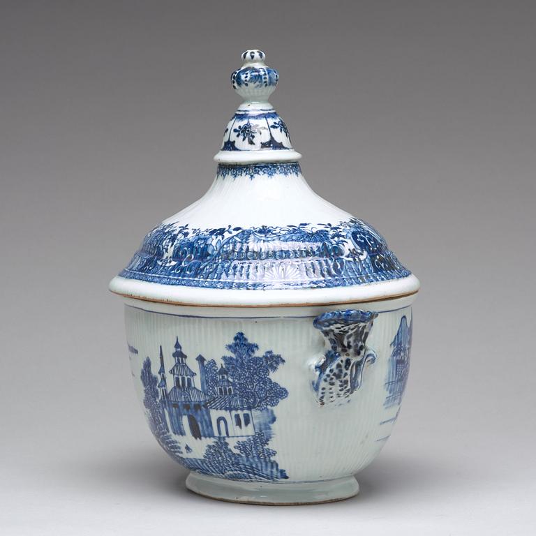 A blue and white tureen with cover, Qing dynasty, Qianlong (1736-95).