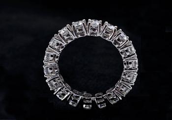 A RING, brilliant cut diamonds c. 2.52 ct. H/si. Weight 5 g.