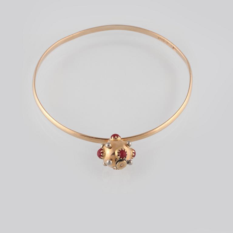 ARMRING, 18K guld, Gerhard Holmen, Göteborg, 1960. Vikt 13,9 gram.