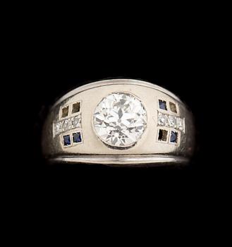 RING, 14 k vitguld med gammalslipad diamant ca 1,30 ct samt safirer. Vikt ca 8,5 g.