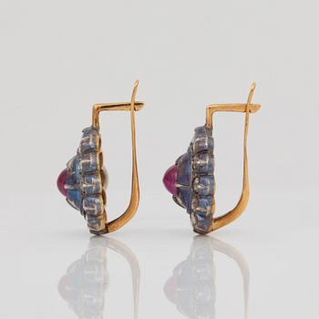 ÖRHÄNGEN med rubiner samt gammalslipade diamanter. Hlebnikoff, Moskva, 1899-1908.