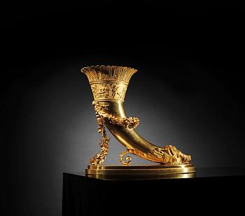 A RARE AND LARGE RHYTON VASE. French Empire, early 19th century.