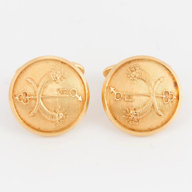 A pair of 18K gold cufflinks.