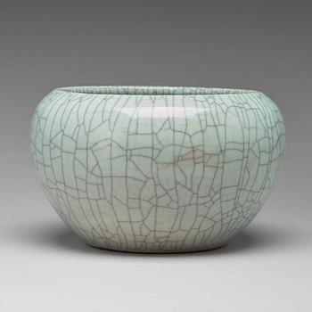 A ge-glazed bowl/censer, Qing dynasty.