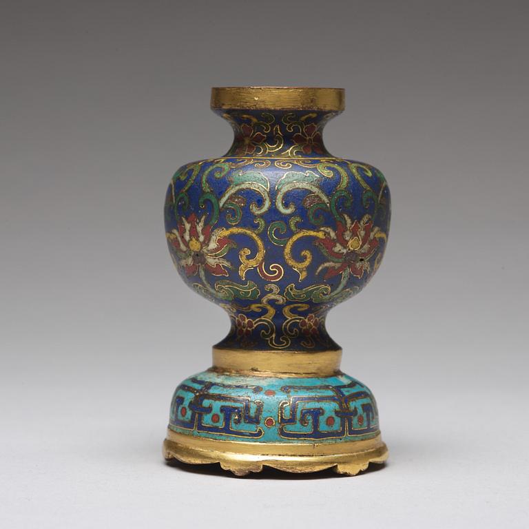 VAS, cloisonné. Qingdynastin, 1700-tal.