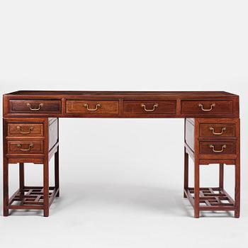 Skrivbord/partnersdesk, hardwood. Kina, sen Qingdynasti/tidigt 1900-tal.