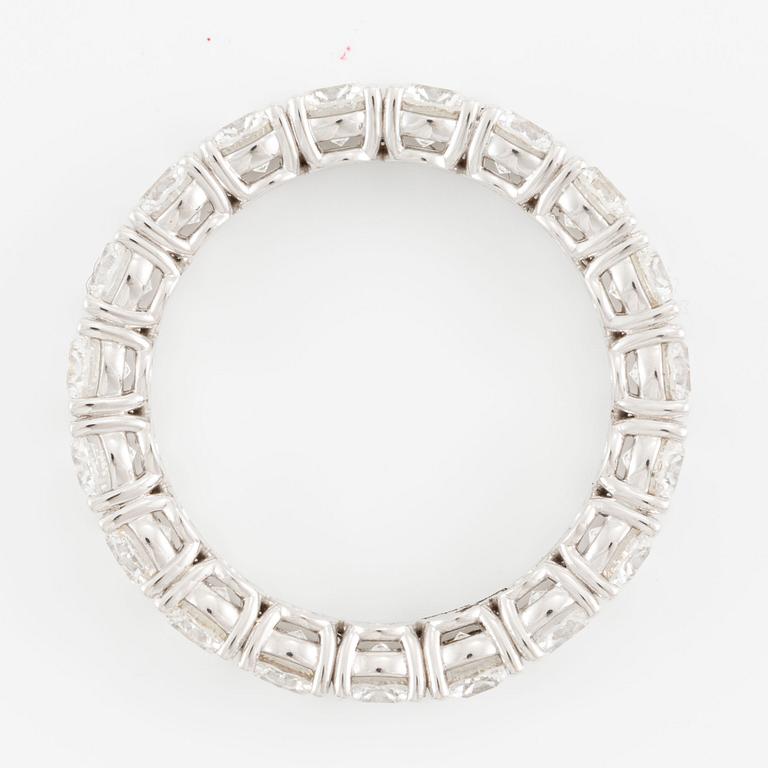 Ring, full eternity, 18K white gold set with fancy-cut diamonds.