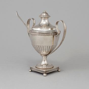 A bowl with a lid and a spoon for sugar, silver. Including CG Hallberg, Stockholm 1900. Total weight 484 grams.
