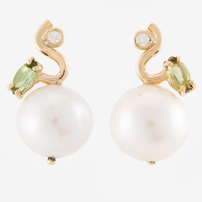 Earrings, Mandelstam, 18K gold with cultured freshwater pearls, green tourmalines, and brilliant-cut diamonds.