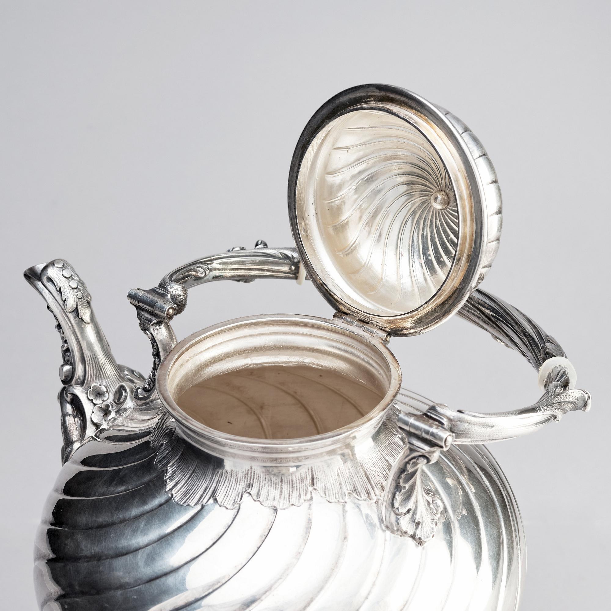 Gustaf Möllenborg (Carl Teodor Feron), tekanna på rechaud, silver, Stockholm 1885. Nyrokoko.