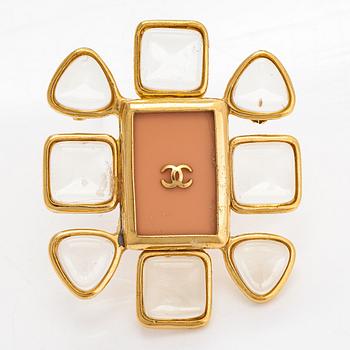 Chanel, rintaneula, kullanväristä metallia, lasia ja muovia. Merkitty Chanel Made in France 96 P. Kevät 1996.