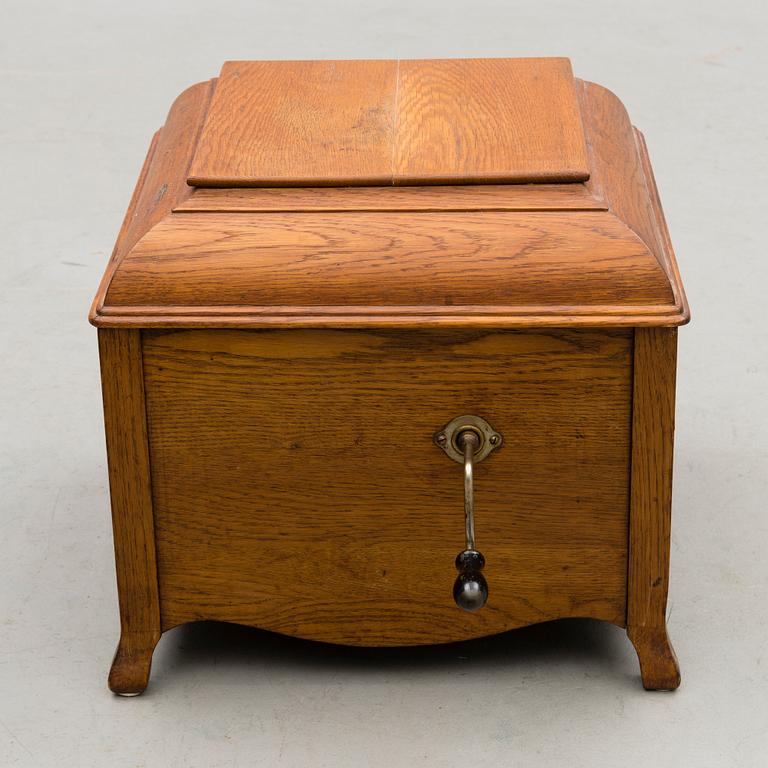 A 1910s-1930s gramophone.