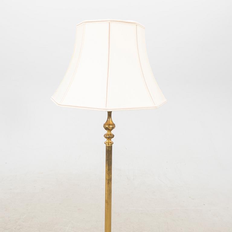 A mid 1900s floor lamp.