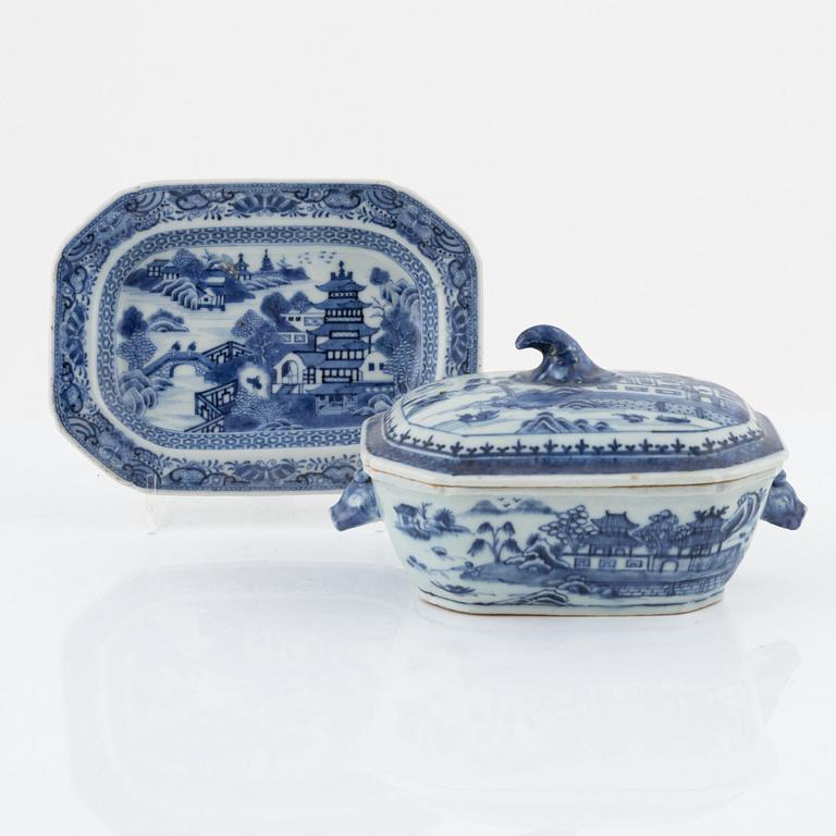 Smörask med lock och fat, porslin, Kina, Qianlong (1736-95).