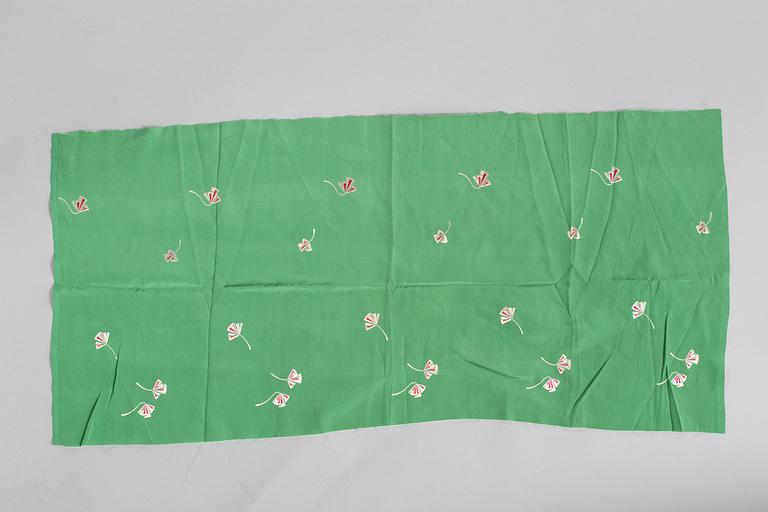 KLÄDER, 3 st, jaquardvävt siden, Kina, 1940-tal. Omkring storlek M.