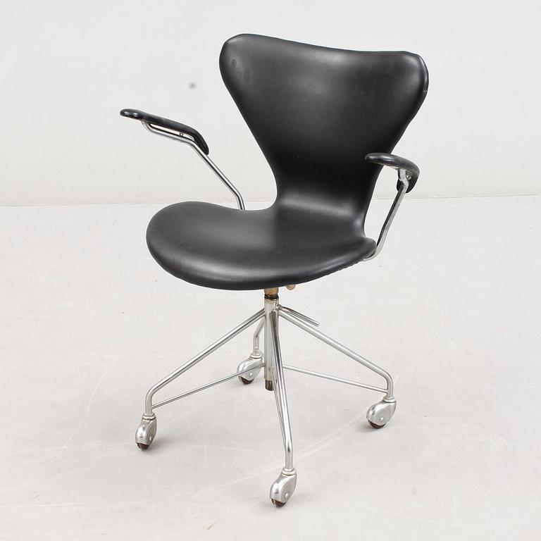 ARNE JACOBSEN, skrivbordsstol, "Sjuan", Fritz Hansen, Danmark.