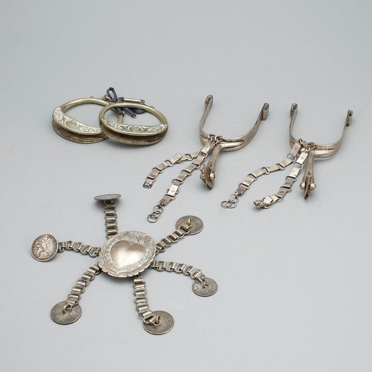 PARTI HÄSTATTIRALJER, 3 delar, mässing och metall, sannolikt Sydamerika, 1800-/1900-tal.