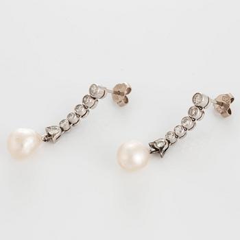 A pair of earrings with pearls and round brilliant-cut diamonds with a total weight of ca 0.60 cts.