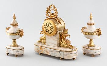 A table clock and two decoratives urn, around year 1900.