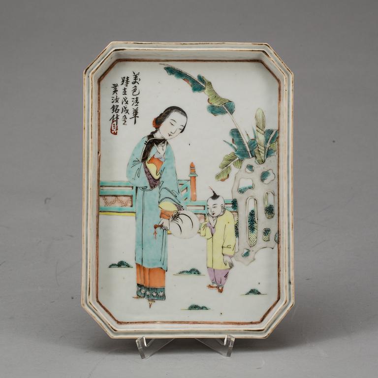BRICKA, porslin, Kina, 1800/1900-tal.