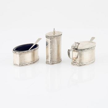 A three piece silver table set, England 1904.