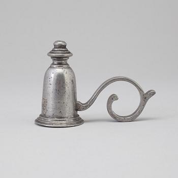 A PEWTER CANDLE SNUFFER, 18TH/19TH CENTURY.