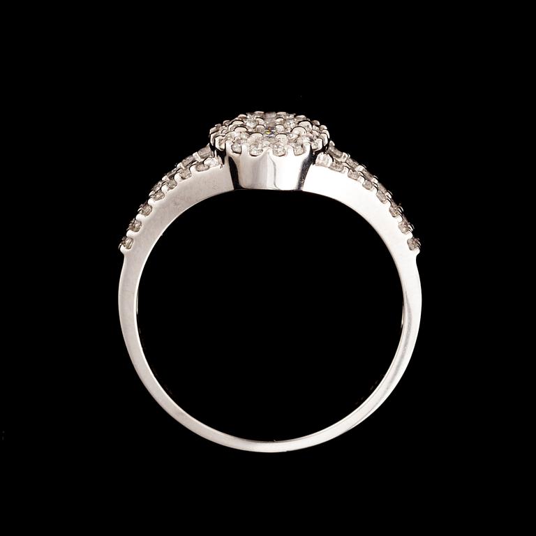 RING, 18K vitguld, briljantslipade diamanter tot. ca 0,58 ct. Finska kontrollstämplar.