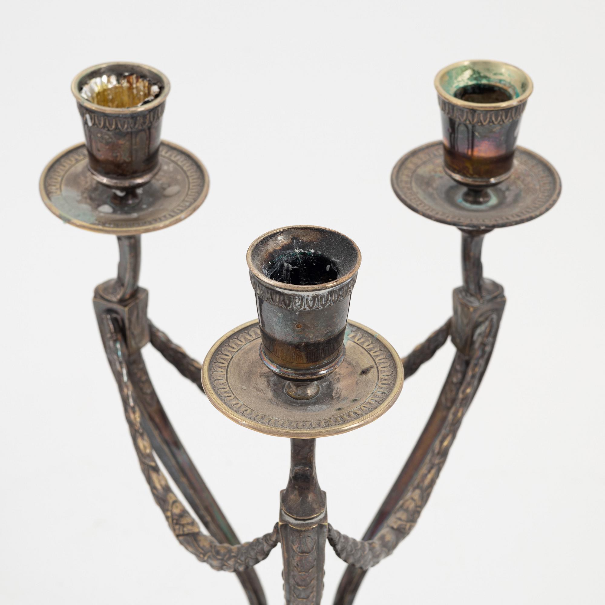 Kandelabrar, ett par, nysilver, sengustaviansk stil, omkring år 1900.