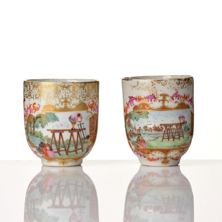 A pair of famille rose cups with saucers, Qing dynasty, Qianlong (1736-95).