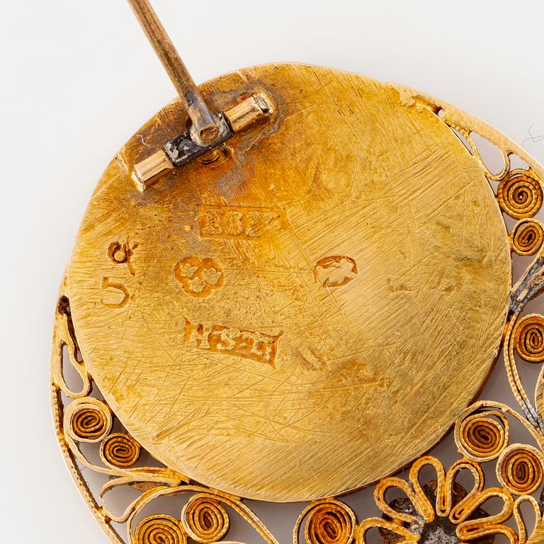 Three brooches 18K gold, 19th century.