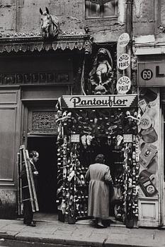 219. Gisèle Freund, “Pantouflour, Paris, 1935".