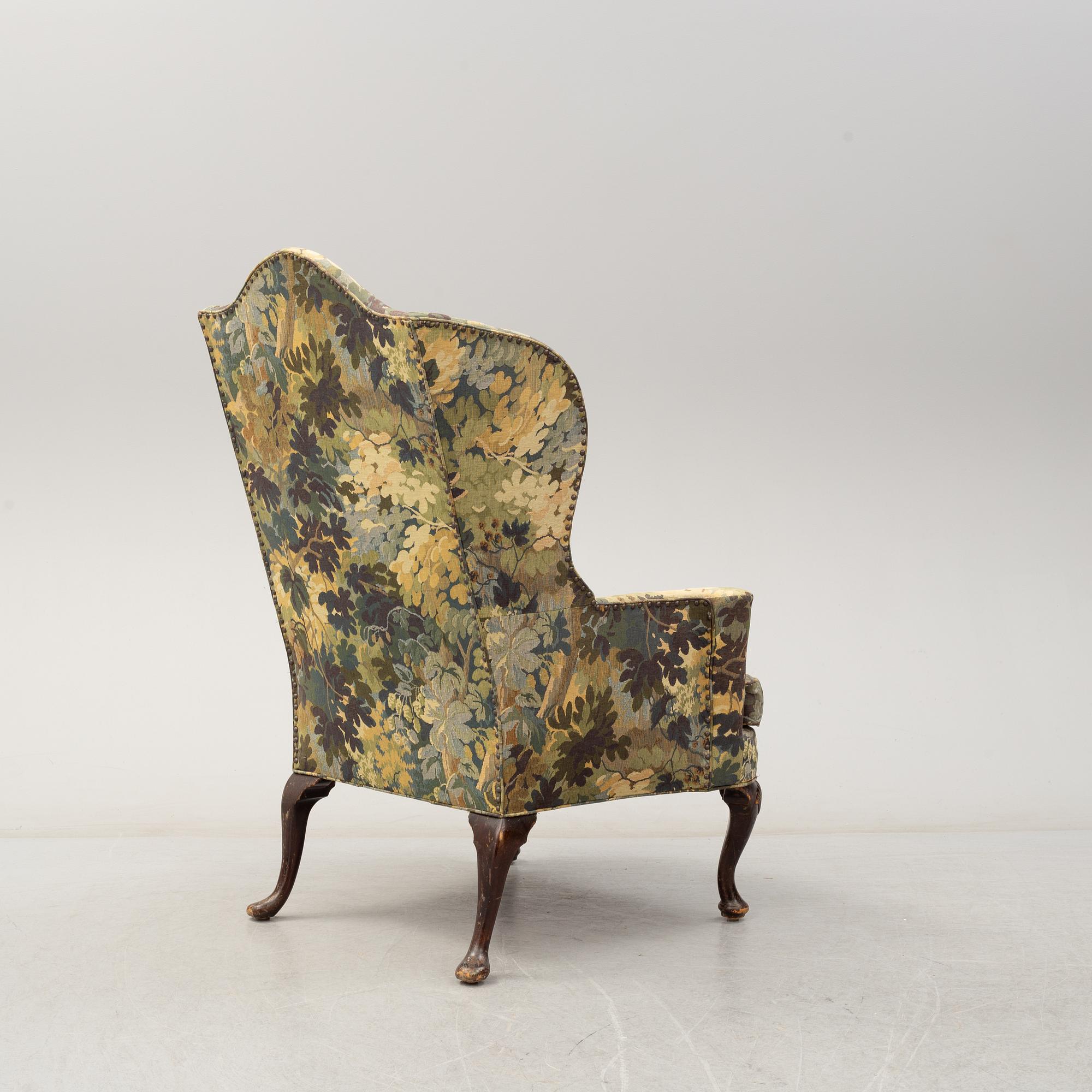 A Queen Anne-style armchair, 19th century.