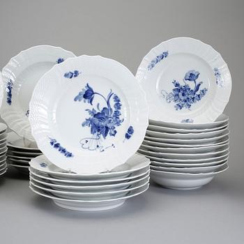 MATSERVIS, 61 delar, porslin, "Blå Blomst", Royal Copenhagen, Danmark.